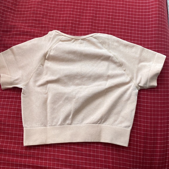 Athletic top Pchee bum cropped top short sleeve peachy color. - Picture 2 of 4